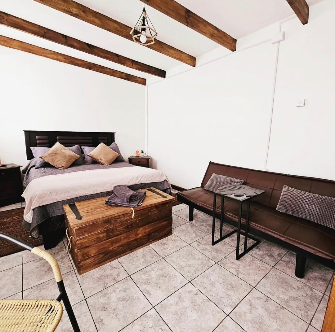 Interior de la cabaña con cama matrimonial