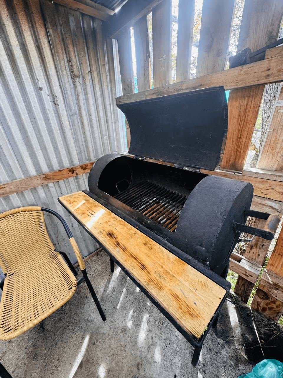 Parrilla en la zona de asados techada